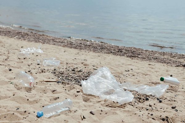 Quels sont les impacts et solutions pour la gestion des microplastiques dans les zones côtières touristiques ?