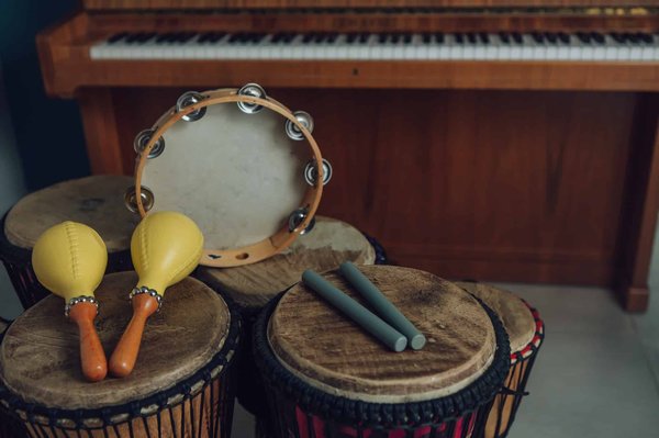 Quelle est l'histoire des instruments à percussion dans la musique mondiale ?